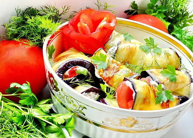 Рулеты из баклажан с брынзой, зеленью, чесноком и помидорами или  "языки из синеньких" по-одесски: шаг 9