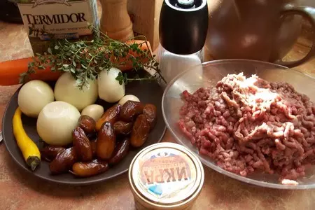 Тефтельки из баранины в винном соусе с финиками.: шаг 1