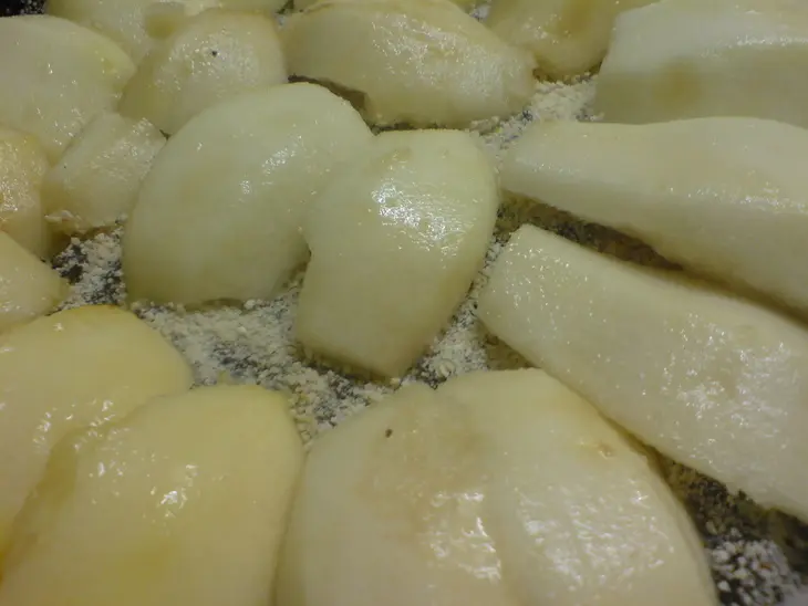 Пирог с грушами и маком под сметанной заливкой: шаг 5