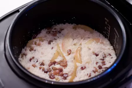Рисовая каша с яблоками, изюмом и корицей: шаг 8