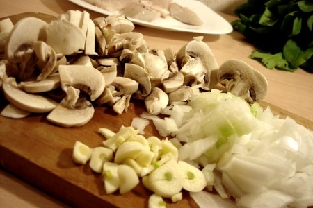 Судак со шпинатом, грибами в сливочном соусе: шаг 3
