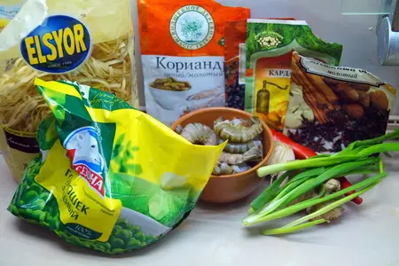 Густой суп с креветками, яичной лапшой и зелёным горошком: шаг 1