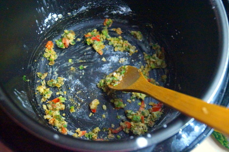 Густой суп с креветками, яичной лапшой и зелёным горошком: шаг 3