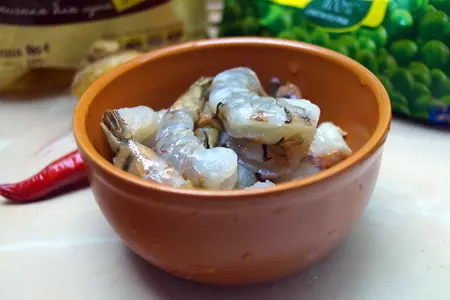 Густой суп с креветками, яичной лапшой и зелёным горошком: шаг 6