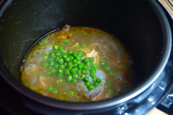 Густой суп с креветками, яичной лапшой и зелёным горошком: шаг 7