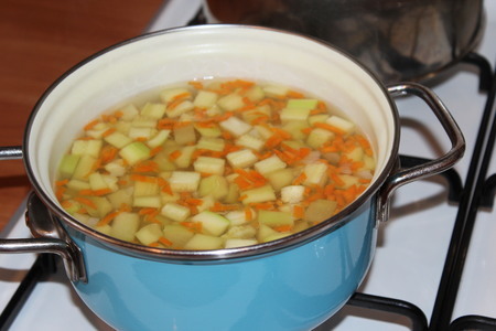 Суп из кабачка, куриные шарики с соусом, кисель молочный (идеальный обед для малыша за 60 минут): шаг 1