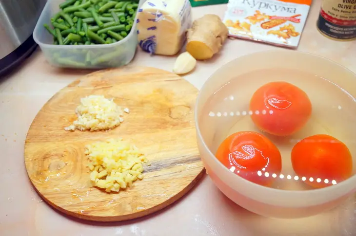 Зелёная стручковая фасоль с помидорами и жареным домашним сыром. тест-драйв.: шаг 7