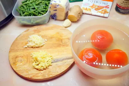Зелёная стручковая фасоль с помидорами и жареным домашним сыром. тест-драйв.: шаг 7