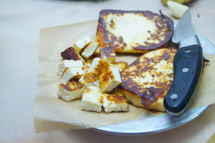 Зелёная стручковая фасоль с помидорами и жареным домашним сыром. тест-драйв.: шаг 10