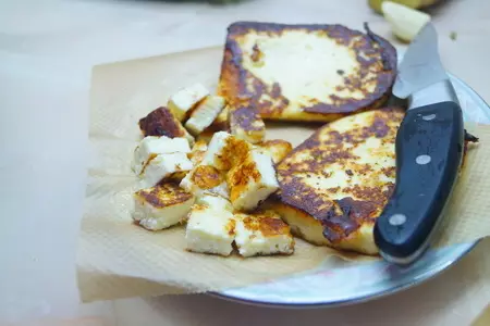 Зелёная стручковая фасоль с помидорами и жареным домашним сыром. тест-драйв.: шаг 10