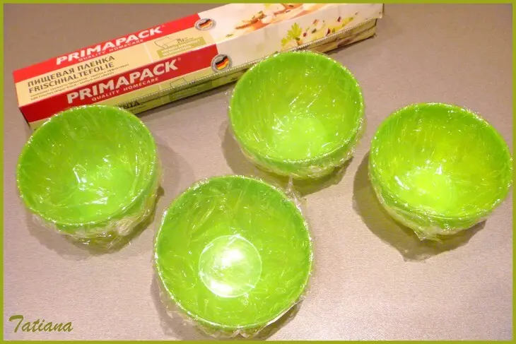 Десерт "мозаика" из конфитюра в кефирном желе: шаг 6