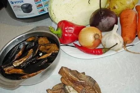 Постный борщ с грибами, черносливом и грибными ушками: шаг 1