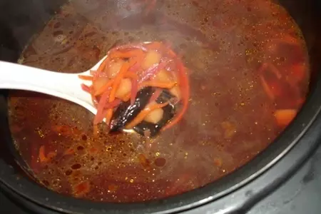 Постный борщ с грибами, черносливом и грибными ушками: шаг 5