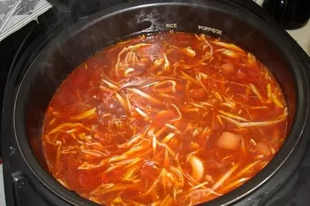 Постный борщ с грибами, черносливом и грибными ушками: шаг 6