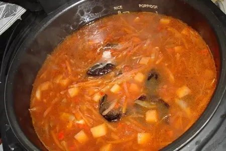 Постный борщ с грибами, черносливом и грибными ушками: шаг 7