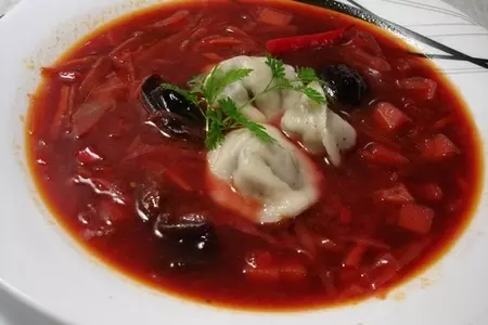 Постный борщ с грибами, черносливом и грибными ушками: шаг 8