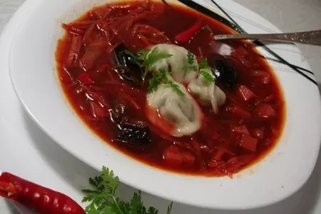 Постный борщ с грибами, черносливом и грибными ушками: шаг 9