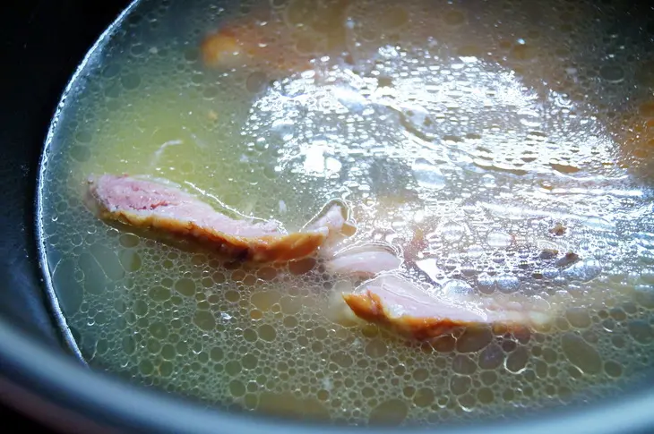 Гороховый суп с копчёными рёбрами: шаг 2