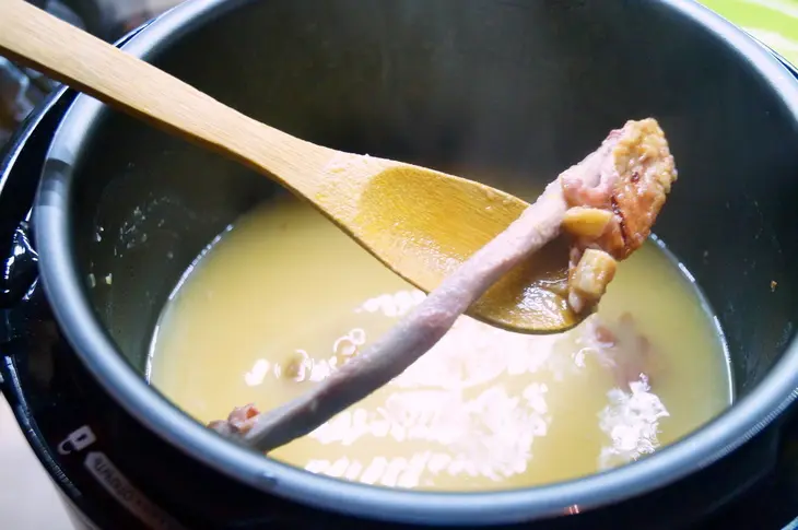 Гороховый суп с копчёными рёбрами: шаг 6
