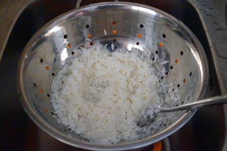 Салат с рисом, запечённым перцем и помидорной заправкой. кипрские гулянья: шаг 1