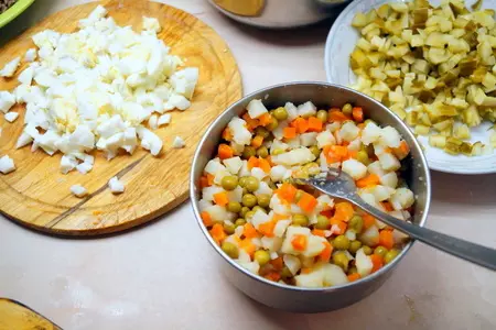 Салат оливье с медово-горчичной заправкой: шаг 7