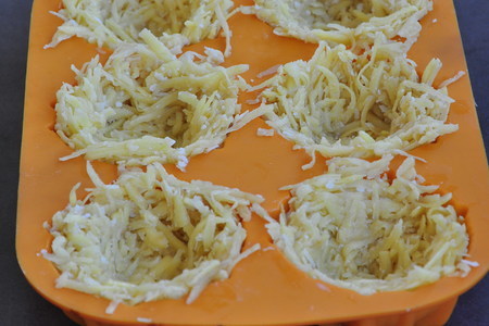 Картофельные корзинки с лососем и творожно-брусничным кремом: шаг 3