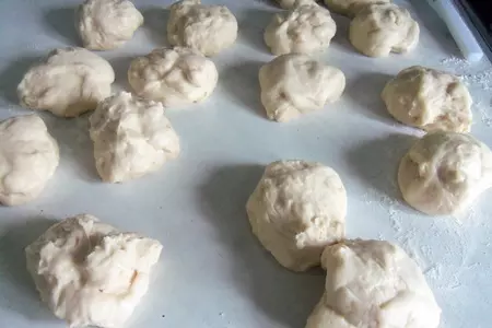 Йогуртовые булочки с творожной массой и карамельно-ореховой корочкой: шаг 3