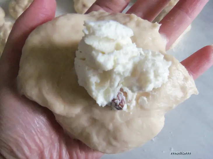 Йогуртовые булочки с творожной массой и карамельно-ореховой корочкой: шаг 4
