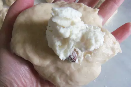 Йогуртовые булочки с творожной массой и карамельно-ореховой корочкой: шаг 4