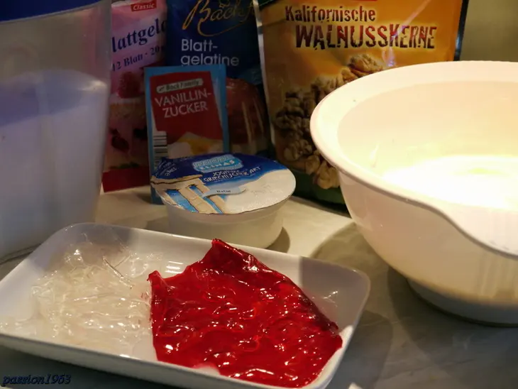 Желе из йогурта с орехами „розовые мечты“: шаг 1