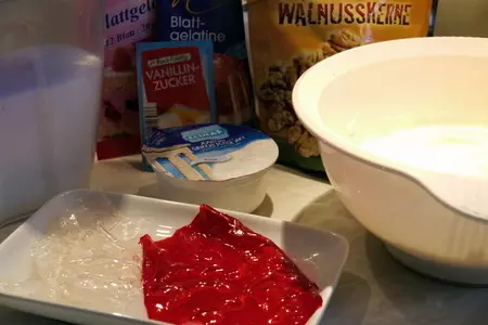Желе из йогурта с орехами „розовые мечты“: шаг 1