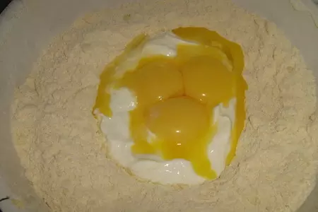 Жалкое подобие баклавы(пахлавы),без сиропной пропитки,но с безе,орехами и изюмом...))))): шаг 1