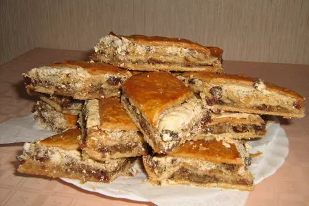 Жалкое подобие баклавы(пахлавы),без сиропной пропитки,но с безе,орехами и изюмом...))))): шаг 8