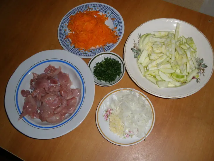 Курочка с кабачками: шаг 1
