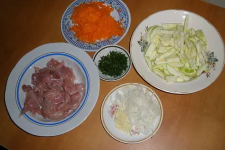 Курочка с кабачками: шаг 1