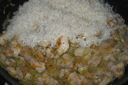 Рис с курицей и капустой в горшочке.: шаг 4