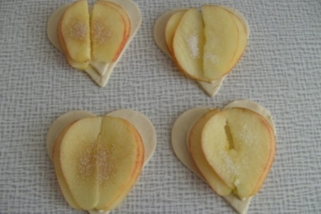 Сердечки из слоеного теста с яблоками: шаг 5