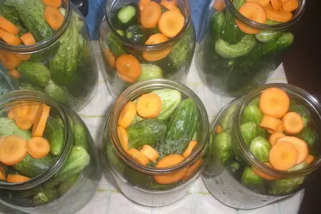 Огурцы с морковкой: шаг 1