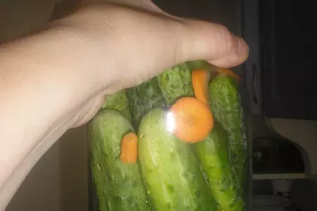 Огурцы с морковкой: шаг 3