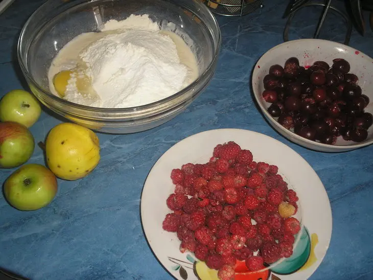 Пирог с вишнями, яблоками и малиной: шаг 1