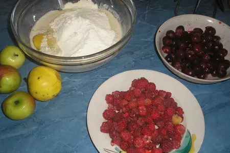 Пирог с вишнями, яблоками и малиной: шаг 1