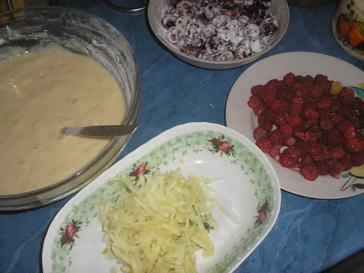Пирог с вишнями, яблоками и малиной: шаг 2