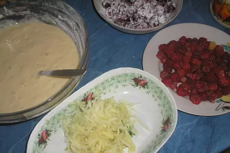 Пирог с вишнями, яблоками и малиной: шаг 2