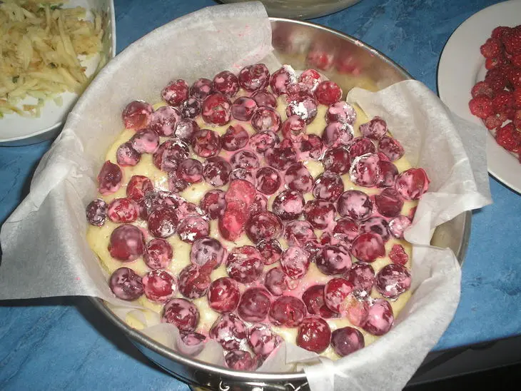 Пирог с вишнями, яблоками и малиной: шаг 3