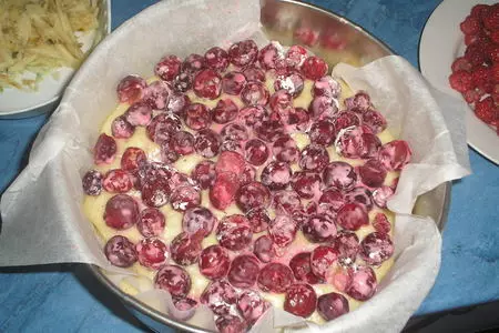 Пирог с вишнями, яблоками и малиной: шаг 3