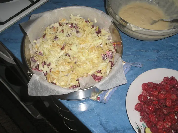 Пирог с вишнями, яблоками и малиной: шаг 4