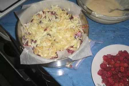 Пирог с вишнями, яблоками и малиной: шаг 4