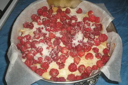 Пирог с вишнями, яблоками и малиной: шаг 5