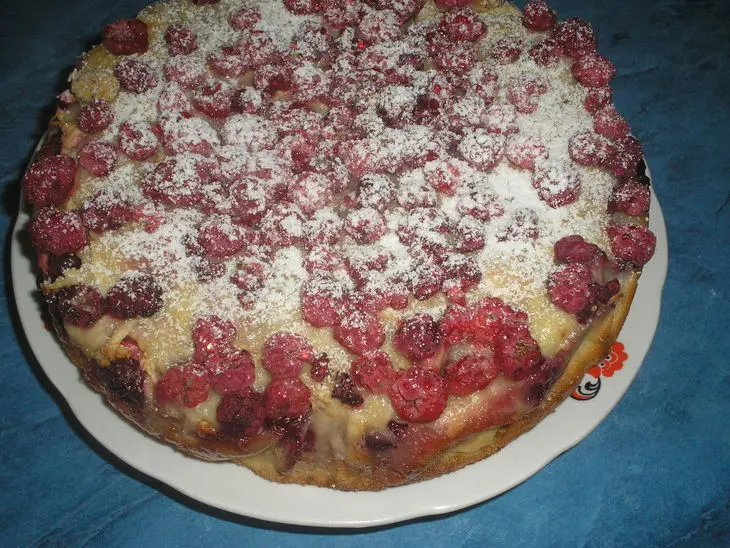 Пирог с вишнями, яблоками и малиной: шаг 6