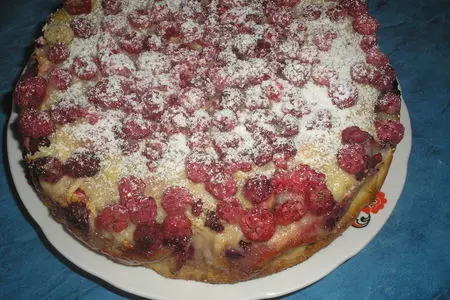 Пирог с вишнями, яблоками и малиной: шаг 6